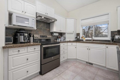 704 Woodside Drive Nw, Airdrie, AB - Indoor Photo Showing Kitchen