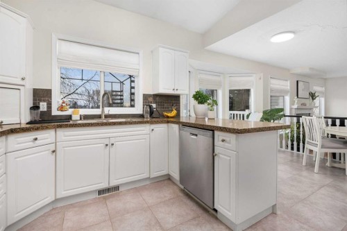704 Woodside Drive Nw, Airdrie, AB - Indoor Photo Showing Kitchen