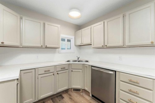 7609 36 Avenue Nw, Calgary, AB 