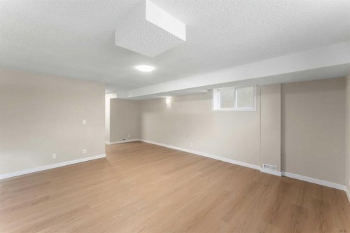 7609 36 Avenue Nw, Calgary, AB 