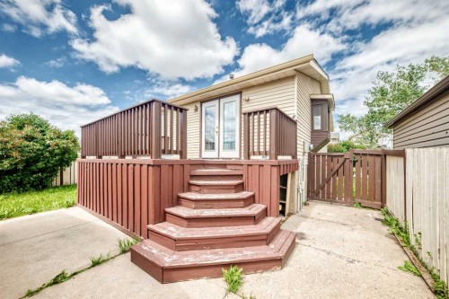 79 Castledale Way Ne, Calgary, AB 