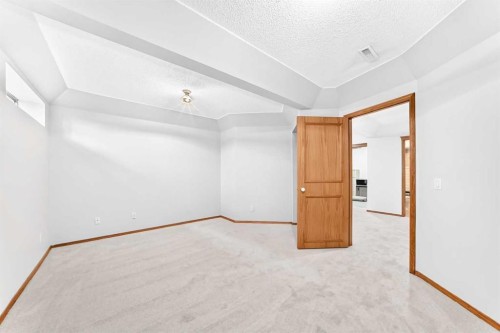 69 Douglas Woods Manor Se, Calgary, AB 