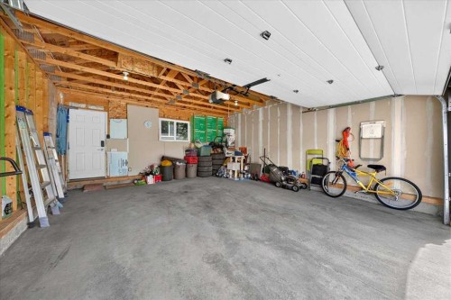 62 Evanscrest Road Nw, Calgary, AB - Indoor Photo Showing Garage