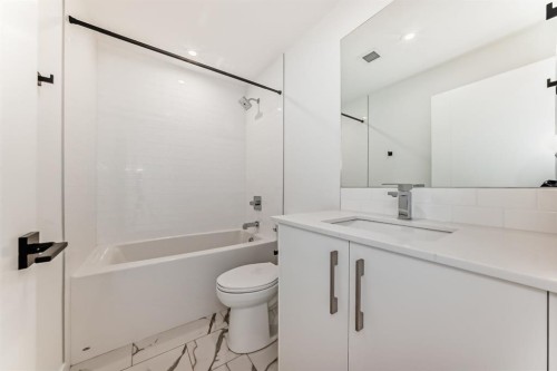 201-110 18A Street Nw, Calgary, AB - Indoor Photo Showing Bathroom