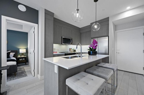 1521-63 Corner Glen Crescent Ne, Calgary, AB - Indoor Photo Showing Kitchen With Double Sink With Upgraded Kitchen