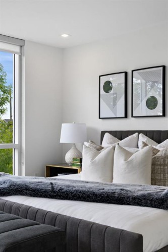 114-8505 Broadcast Avenue Sw, Calgary, AB - Indoor Photo Showing Bedroom