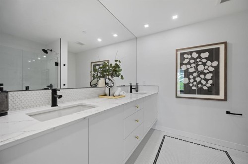 114-8505 Broadcast Avenue Sw, Calgary, AB - Indoor Photo Showing Bathroom