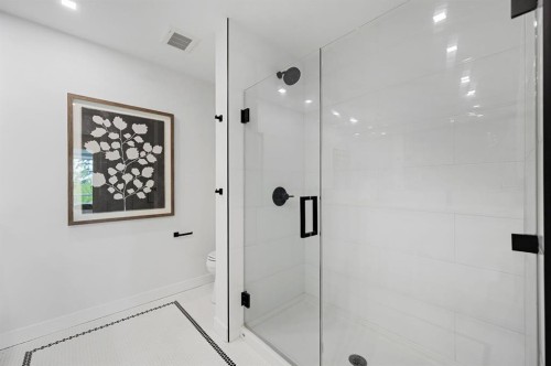 114-8505 Broadcast Avenue Sw, Calgary, AB - Indoor Photo Showing Bathroom