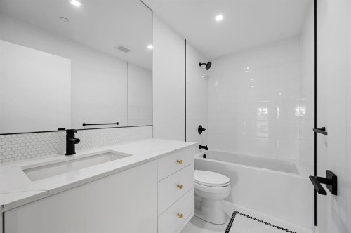 114-8505 Broadcast Avenue Sw, Calgary, AB - Indoor Photo Showing Bathroom