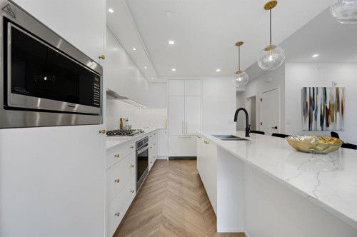 114-8505 Broadcast Avenue Sw, Calgary, AB - Indoor Photo Showing Kitchen With Double Sink With Upgraded Kitchen