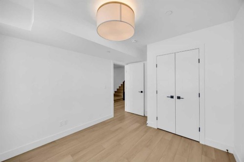 124 Greenwich Drive Nw, Calgary, AB 