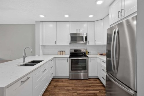 308-1415 17 Street, Calgary, AB - Indoor Photo Showing Kitchen With Stainless Steel Kitchen With Double Sink With Upgraded Kitchen