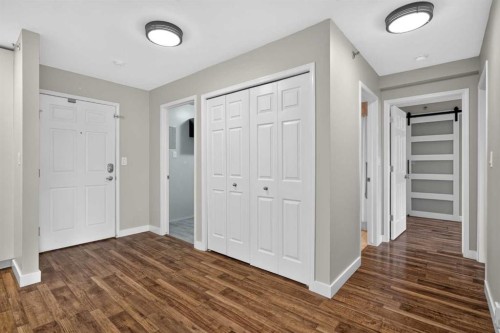 308-1415 17 Street, Calgary, AB - Indoor Photo Showing Other Room