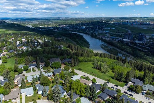 157 Wildwood Drive Sw, Calgary, AB 