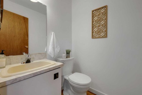 81 Strathcona Crescent Sw, Calgary, AB 
