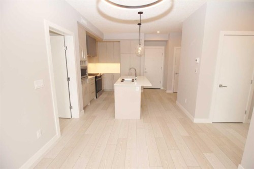 214-8370 Broadcast Avenue Sw, Calgary, AB - Indoor