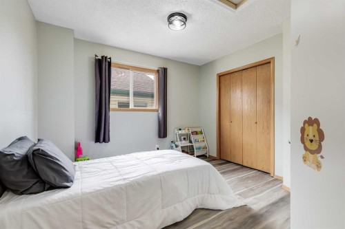 4 Big Springs Hill Se, Airdrie, AB - Indoor Photo Showing Bedroom