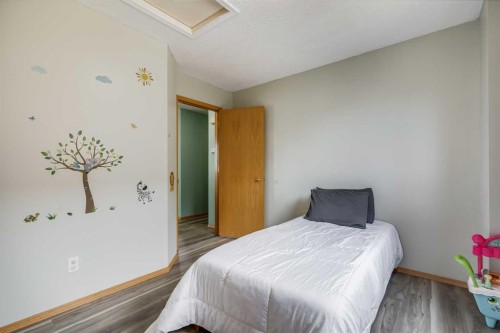 4 Big Springs Hill Se, Airdrie, AB - Indoor Photo Showing Bedroom