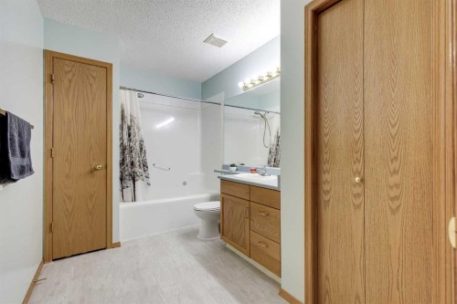 4 Big Springs Hill Se, Airdrie, AB - Indoor Photo Showing Bathroom