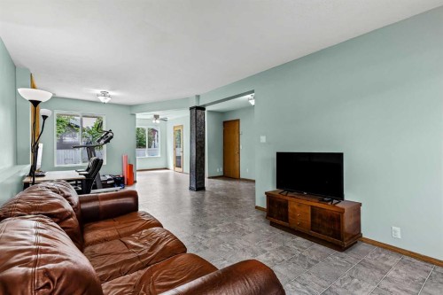 4 Big Springs Hill Se, Airdrie, AB - Indoor Photo Showing Living Room