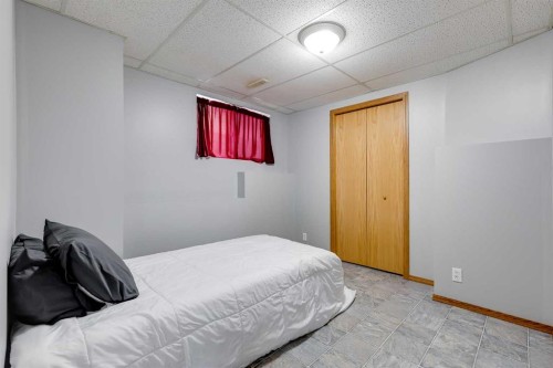 4 Big Springs Hill Se, Airdrie, AB - Indoor Photo Showing Bedroom
