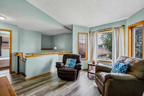 4 Big Springs Hill Se, Airdrie, AB - Indoor Photo Showing Living Room