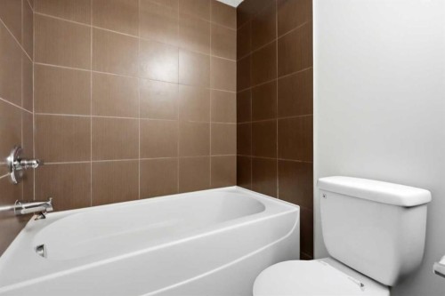 215-7110 80 Avenue Ne, Calgary, AB - Indoor Photo Showing Bathroom