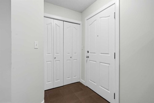 215-7110 80 Avenue Ne, Calgary, AB - Indoor Photo Showing Other Room
