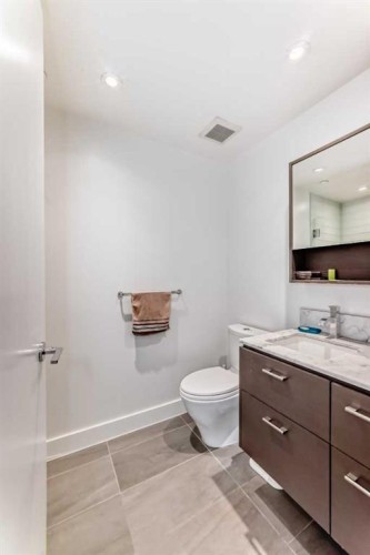 2001-1025 5 Avenue Sw, Calgary, AB - Indoor Photo Showing Bathroom