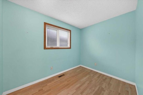 136 Hunterhorn Drive, Calgary, AB 