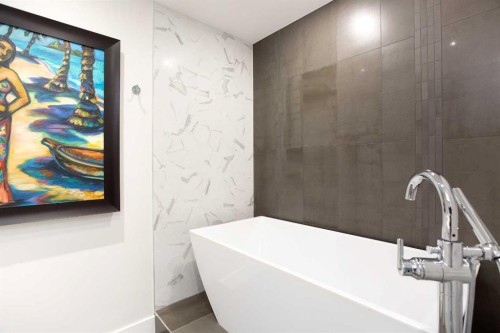 1005-205 Riverfront Avenue Sw, Calgary, AB - Indoor Photo Showing Bathroom