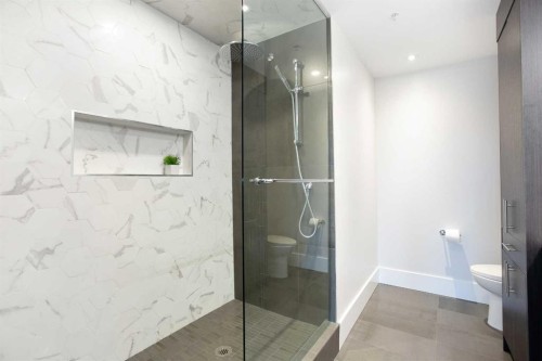 1005-205 Riverfront Avenue Sw, Calgary, AB - Indoor Photo Showing Bathroom
