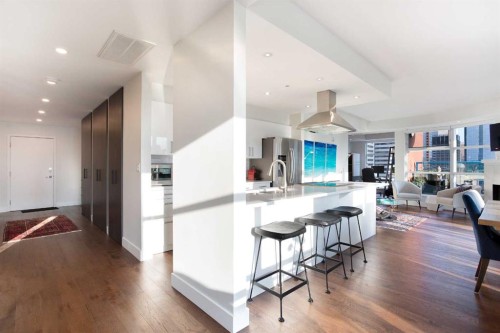 1005-205 Riverfront Avenue Sw, Calgary, AB - Indoor Photo Showing Kitchen With Upgraded Kitchen