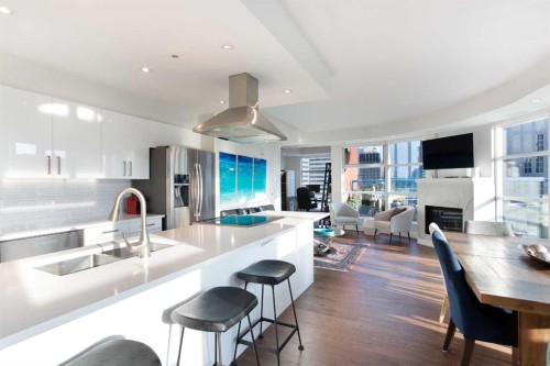 1005-205 Riverfront Avenue Sw, Calgary, AB - Indoor Photo Showing Kitchen With Upgraded Kitchen