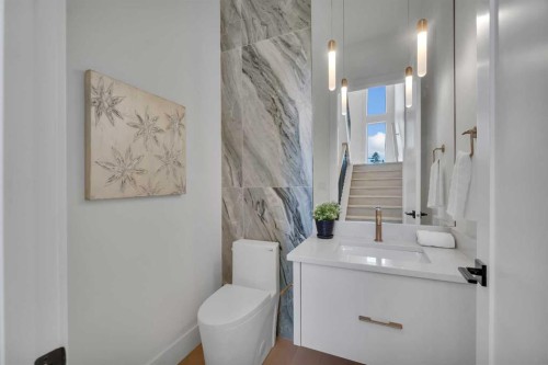 3917 23 Avenue Sw, Calgary, AB - Indoor Photo Showing Bathroom