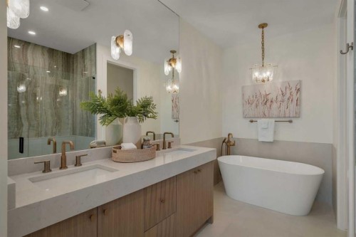 3917 23 Avenue Sw, Calgary, AB - Indoor Photo Showing Bathroom