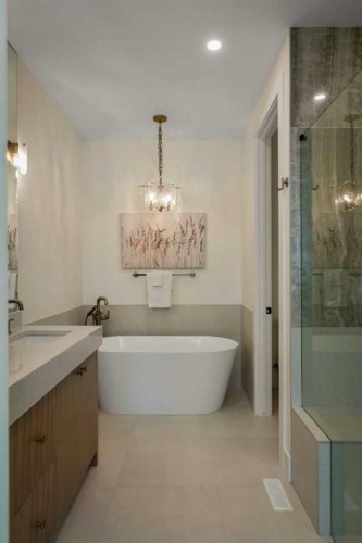 3917 23 Avenue Sw, Calgary, AB - Indoor Photo Showing Bathroom