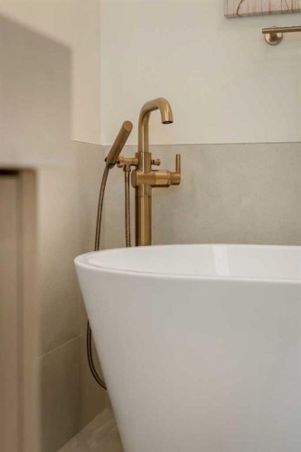 3917 23 Avenue Sw, Calgary, AB - Indoor Photo Showing Bathroom