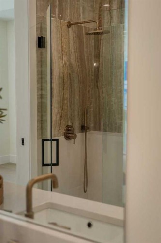 3917 23 Avenue Sw, Calgary, AB - Indoor Photo Showing Bathroom