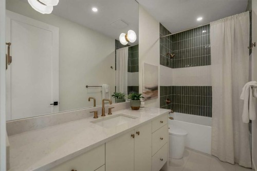 3917 23 Avenue Sw, Calgary, AB - Indoor Photo Showing Bathroom
