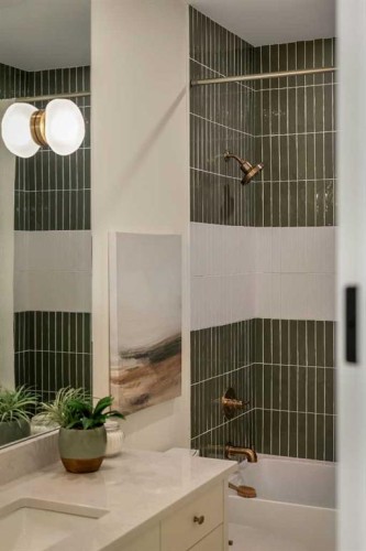 3917 23 Avenue Sw, Calgary, AB - Indoor Photo Showing Bathroom