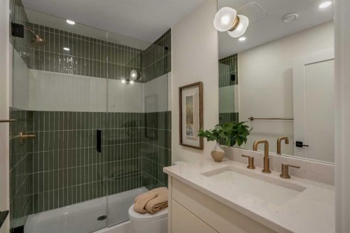 3917 23 Avenue Sw, Calgary, AB - Indoor Photo Showing Bathroom