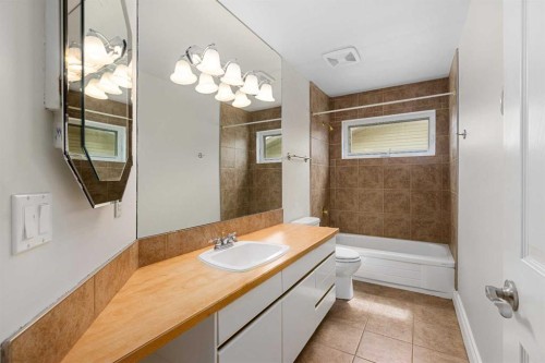 112 Hawkford Crescent Nw, Calgary, AB - Indoor Photo Showing Bathroom
