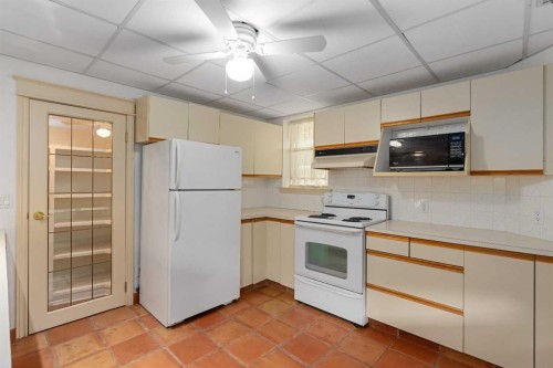 112 Hawkford Crescent Nw, Calgary, AB - Indoor Photo Showing Kitchen