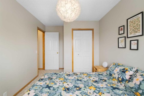 136 Douglas Glen Heath Se, Calgary, AB - Indoor Photo Showing Bedroom