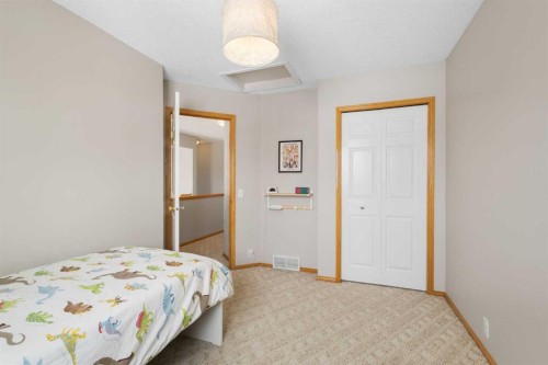 136 Douglas Glen Heath Se, Calgary, AB - Indoor Photo Showing Bedroom
