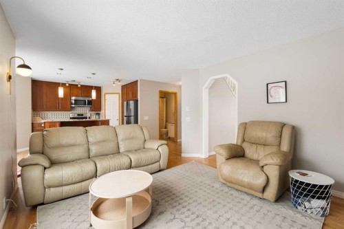 136 Douglas Glen Heath Se, Calgary, AB - Indoor Photo Showing Living Room