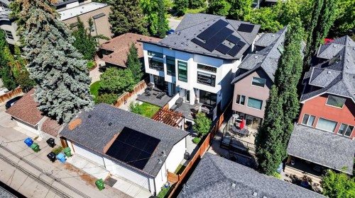 2017 42 Avenue Sw, Calgary, AB 