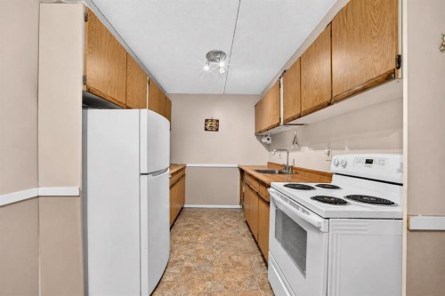 106-5204 Dalton Drive Nw, Calgary, AB - Indoor Photo Showing Kitchen