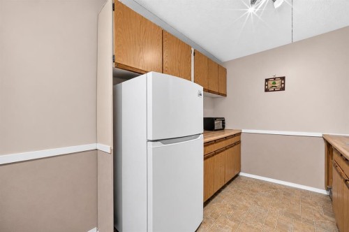 106-5204 Dalton Drive Nw, Calgary, AB - Indoor Photo Showing Kitchen